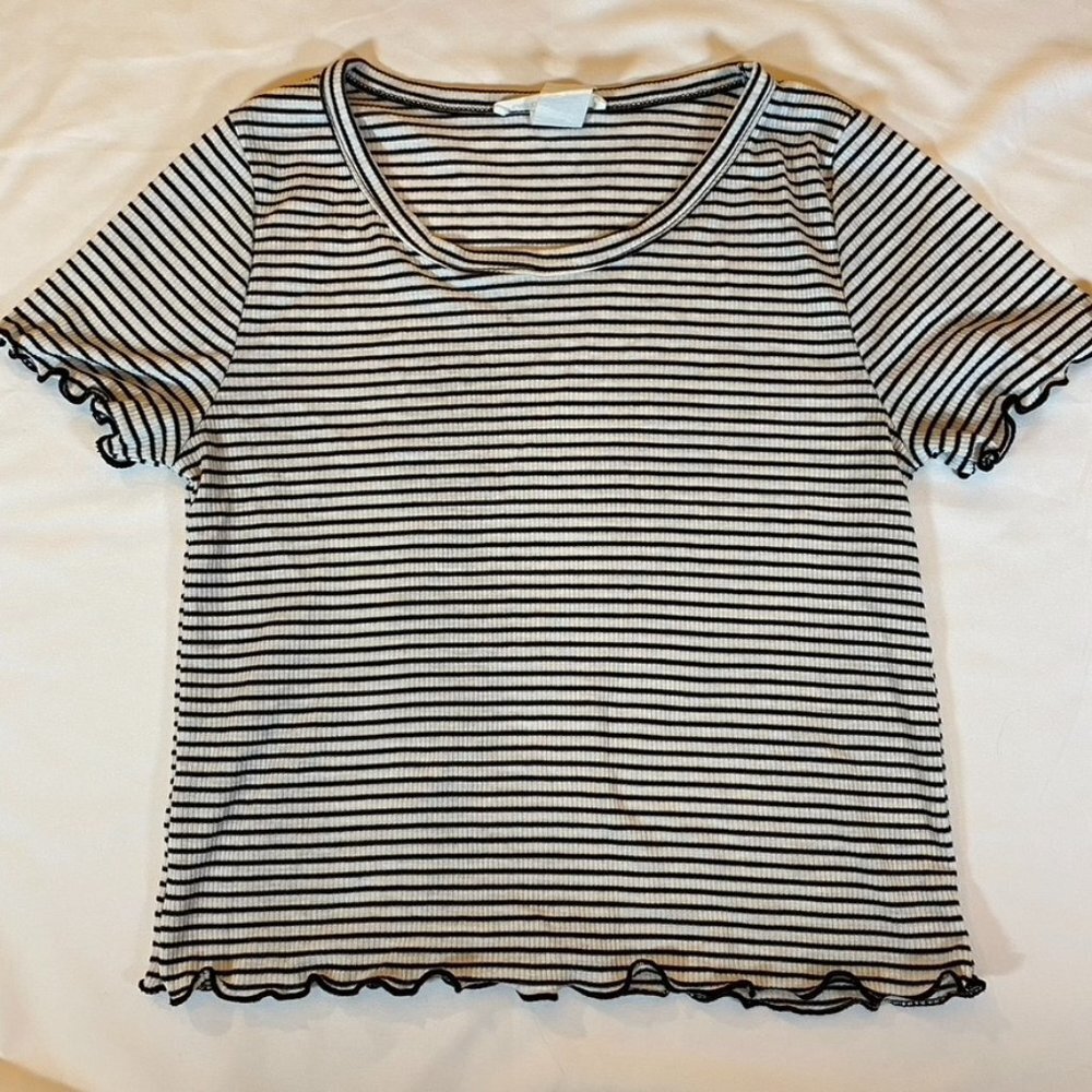 Cute Caution To The Wind black and white striped flutter hemmed T-Shirt Small - Picture 2 of 7